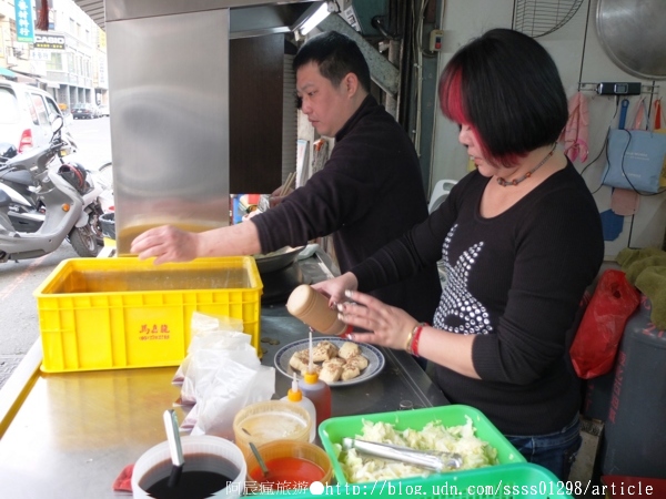 阿美臭豆腐:【美食特搜。嘉義市】阿美臭豆腐。蓬鬆酥軟的臭豆腐 胡椒粉和中藥粉伴味