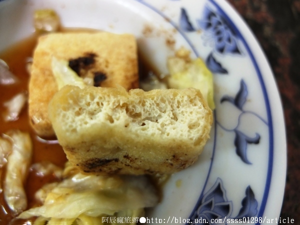 阿美臭豆腐:【美食特搜。嘉義市】阿美臭豆腐。蓬鬆酥軟的臭豆腐 胡椒粉和中藥粉伴味