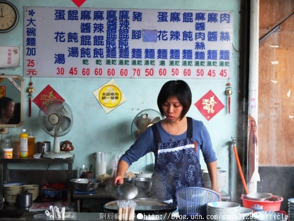 胡老爹麵店:【美食特搜。屏東市】胡老爹麵店。大樹下的小麵攤 50幾年歷史的外省口味