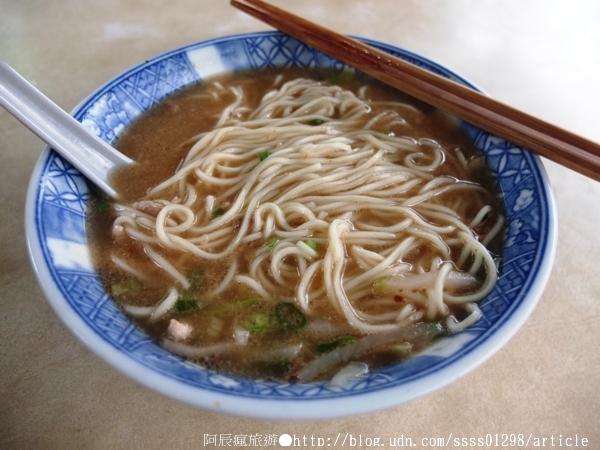 胡老爹麵店:【美食特搜。屏東市】胡老爹麵店。大樹下的小麵攤 50幾年歷史的外省口味