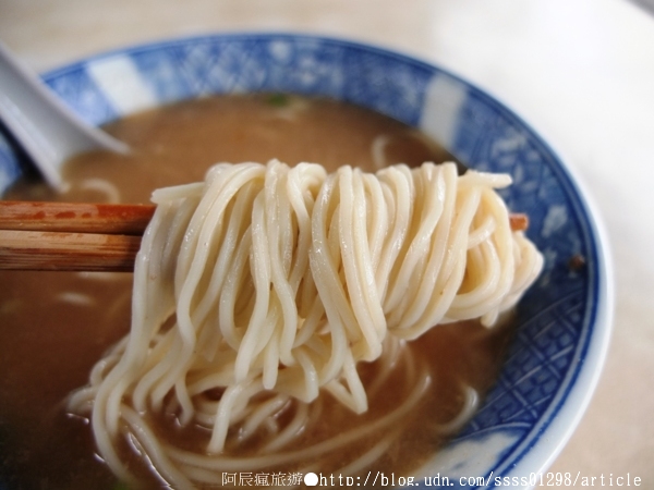 胡老爹麵店:【美食特搜。屏東市】胡老爹麵店。大樹下的小麵攤 50幾年歷史的外省口味