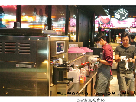 GLAMAIR：【食記】oO。台北 信義A11館 GLAMAIR　少女好愛自拍的彩虹霜淇淋，大家也趕快去轉圈拍照吧～。o○。
