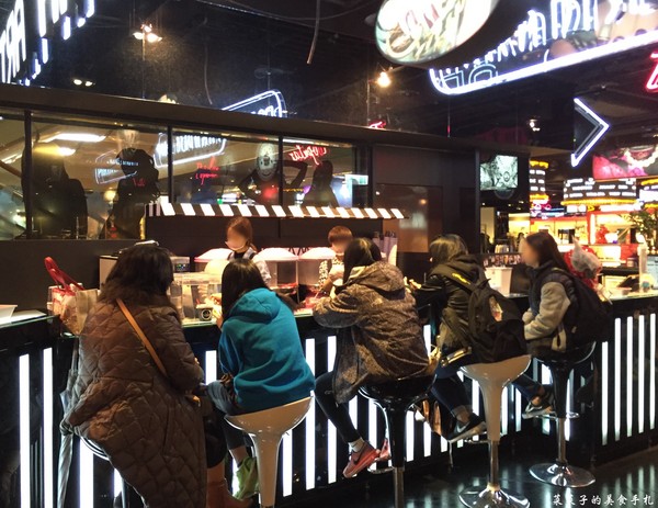 GLAMAIR：[台北信義區]Glam Air|韓國棉花糖冰淇淋-雨天限定烏雲棉花糖|咖啡迷不容錯過的提拉米蘇霜淇淋|新光三越A11