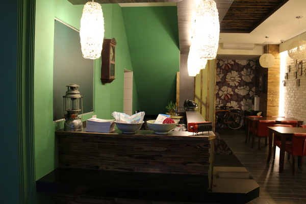 月牙兒民宿：屏東縣●東港-月牙兒旅宿~讓人賓至如歸的溫馨民宿~還有可愛小小店長呦！❤❤❤