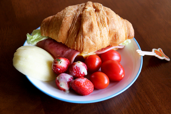 月牙兒民宿：屏東縣●東港-月牙兒旅宿~讓人賓至如歸的溫馨民宿~還有可愛小小店長呦！❤❤❤