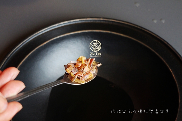 九濤石頭火鍋:淡水美食『九濤石頭火鍋』淡水老街/大塊牛排旁/自製手工沙茶/淡水捷運站