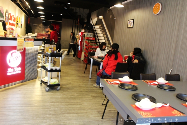 九濤石頭火鍋:淡水美食『九濤石頭火鍋』淡水老街/大塊牛排旁/自製手工沙茶/淡水捷運站