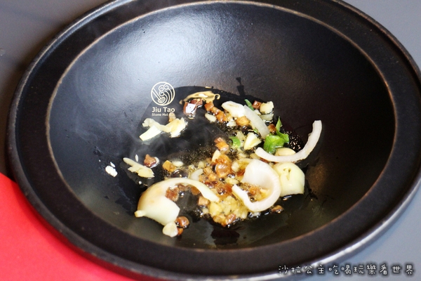 九濤石頭火鍋:淡水美食『九濤石頭火鍋』淡水老街/大塊牛排旁/自製手工沙茶/淡水捷運站