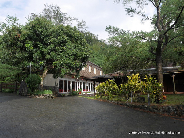 禪與松休閒養生會館：【景點】南投禪與松休閒養身會館@水里 : 最後的秘境？! 私人招待所變身檜木屋度假山莊