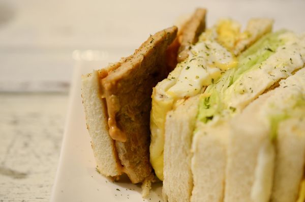 【台北早午餐】【北捷江子翠站】就是要吃早餐-板橋特色早午餐名店．碳烤三明治/創意熱炒料理/板橋美食/捷運江子翠美食