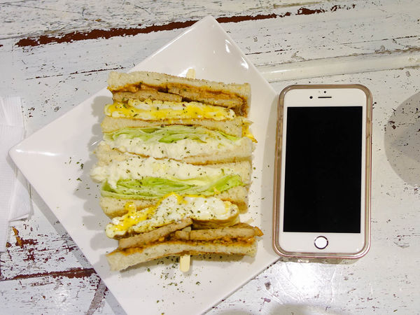 【台北早午餐】【北捷江子翠站】就是要吃早餐-板橋特色早午餐名店．碳烤三明治/創意熱炒料理/板橋美食/捷運江子翠美食