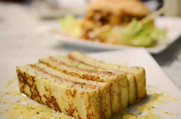 【台北早午餐】【北捷江子翠站】就是要吃早餐-板橋特色早午餐名店．碳烤三明治/創意熱炒料理/板橋美食/捷運江子翠美食