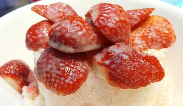 冰鄉：（台南。中西區美食）『冰鄉』季節限定_草莓牛奶冰。嬌豔欲滴的好滋味～