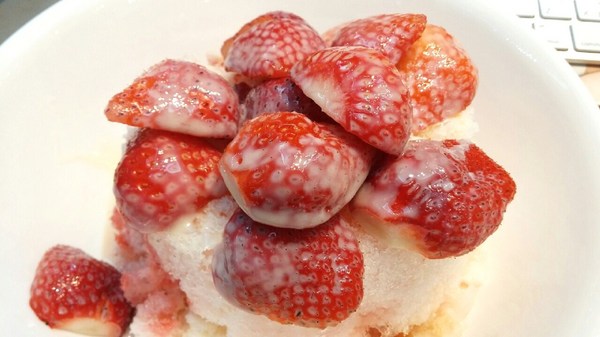 冰鄉：（台南。中西區美食）『冰鄉』季節限定_草莓牛奶冰。嬌豔欲滴的好滋味～