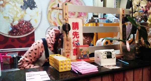 冰鄉：（台南。中西區美食）『冰鄉』季節限定_草莓牛奶冰。嬌豔欲滴的好滋味～