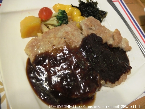 麗貞館軍事主題餐廳：【美食特搜。屏東市】麗貞館軍事主題餐廳。軍事主題結合眷村文化 不衝突的美味交流