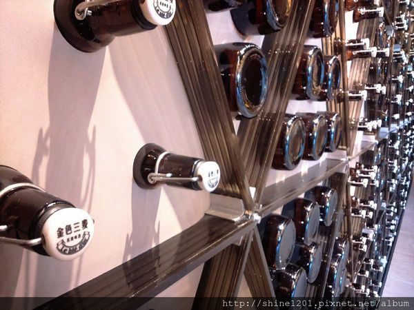 【新莊金色三麥】新莊晶冠廣場提供新莊五股聚餐新選擇 (手機拍攝)