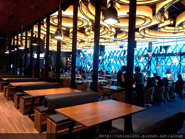 【新莊金色三麥】新莊晶冠廣場提供新莊五股聚餐新選擇 (手機拍攝)