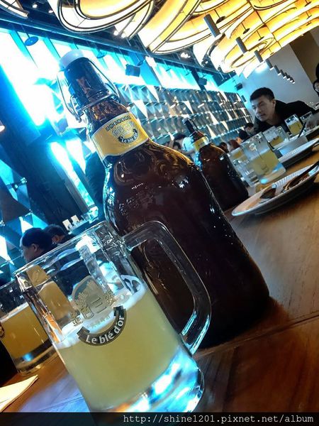 【新莊金色三麥】新莊晶冠廣場提供新莊五股聚餐新選擇 (手機拍攝)