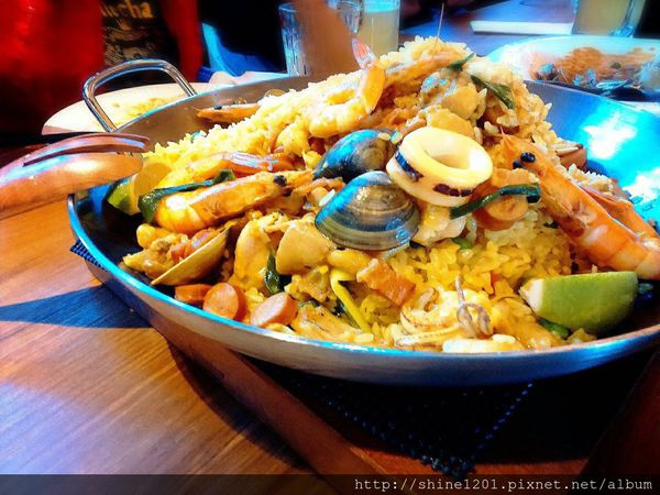 【新莊金色三麥】新莊晶冠廣場提供新莊五股聚餐新選擇 (手機拍攝)