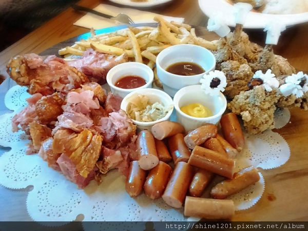 【新莊金色三麥】新莊晶冠廣場提供新莊五股聚餐新選擇 (手機拍攝)