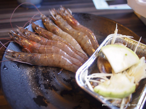 日月燒烤：【食記】台中日月燒烤@西區草悟道捷運BRT科博館 : 燒烤吃到飽~最美味的是炸物!!美玉白醬酥雞最高~~