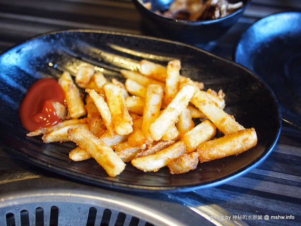 日月燒烤：【食記】台中日月燒烤@西區草悟道捷運BRT科博館 : 燒烤吃到飽~最美味的是炸物!!美玉白醬酥雞最高~~