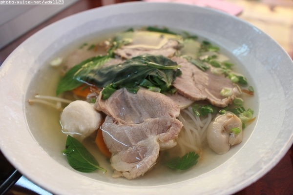 姐妹花越南創意料理：姐妹花越南創意料理✪道地風味料理‧湯頭清爽好喝~104.02.04