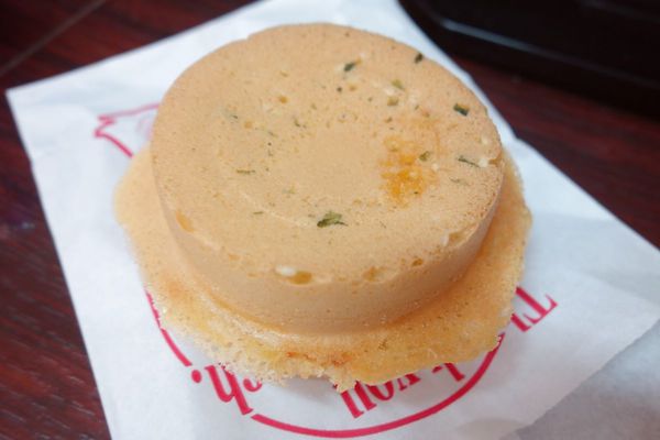 阿承酥皮紅豆餅:阿承紅豆餅 老店 入口奶酥香甜加上鴨蛋鹹香超絕配!!!