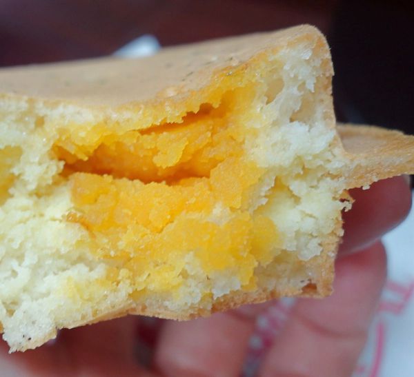 阿承酥皮紅豆餅:阿承紅豆餅 老店 入口奶酥香甜加上鴨蛋鹹香超絕配!!!