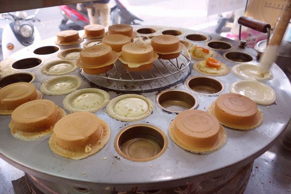 阿承酥皮紅豆餅:阿承紅豆餅 老店 入口奶酥香甜加上鴨蛋鹹香超絕配!!!