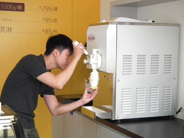 Forest Yogurt 森霖優格：［台南］優格霜淇淋＋蛋糕＝新散步甜食  Forest Yogurt 森霖優格