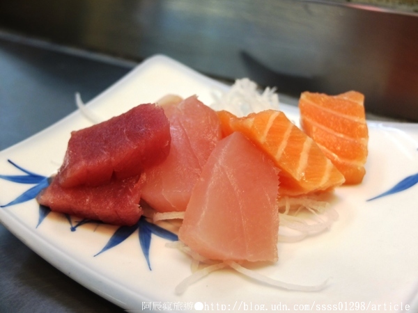 關東煮壽司(屏東夜市第35攤)：【美食特搜。屏東市】關東煮壽司。大嗑一盤鮮美生魚片 百搭的哇沙米沾醬 屏東夜市美食篇