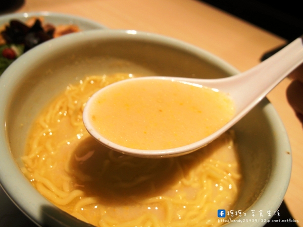 山頭火拉麵:〖台中│美食〗山頭火拉麵 ❤ 來自日本北海道旭川道地拉麵店,湯頭超濃郁!!拉麵款式眾多,還有沾麵及定食可以選擇唷!!