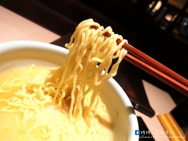 山頭火拉麵:〖台中│美食〗山頭火拉麵 ❤ 來自日本北海道旭川道地拉麵店,湯頭超濃郁!!拉麵款式眾多,還有沾麵及定食可以選擇唷!!