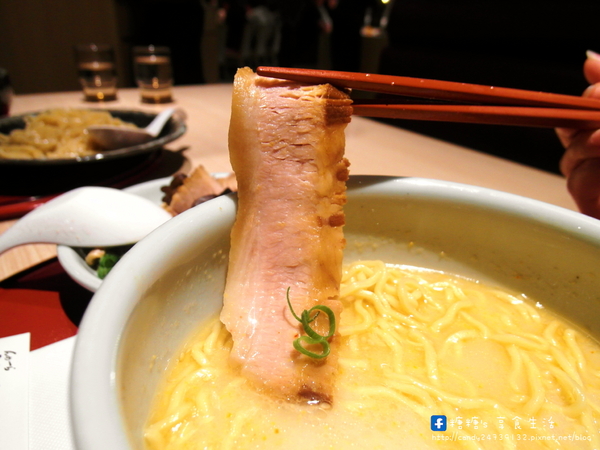 山頭火拉麵:〖台中│美食〗山頭火拉麵 ❤ 來自日本北海道旭川道地拉麵店,湯頭超濃郁!!拉麵款式眾多,還有沾麵及定食可以選擇唷!!