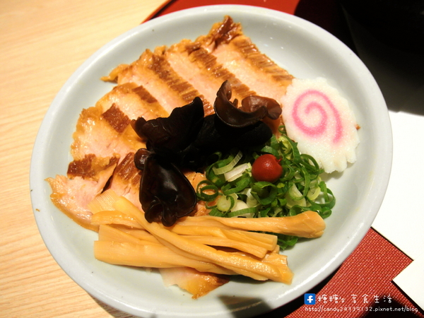 山頭火拉麵:〖台中│美食〗山頭火拉麵 ❤ 來自日本北海道旭川道地拉麵店,湯頭超濃郁!!拉麵款式眾多,還有沾麵及定食可以選擇唷!!