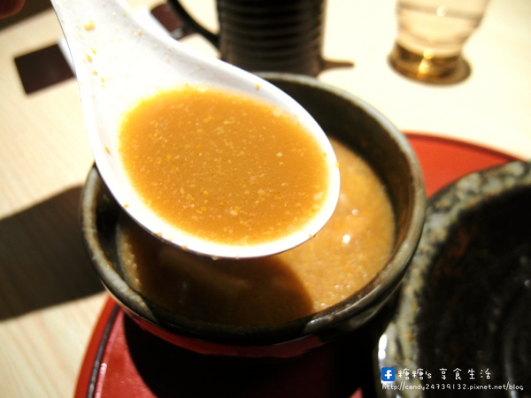 山頭火拉麵:〖台中│美食〗山頭火拉麵 ❤ 來自日本北海道旭川道地拉麵店,湯頭超濃郁!!拉麵款式眾多,還有沾麵及定食可以選擇唷!!