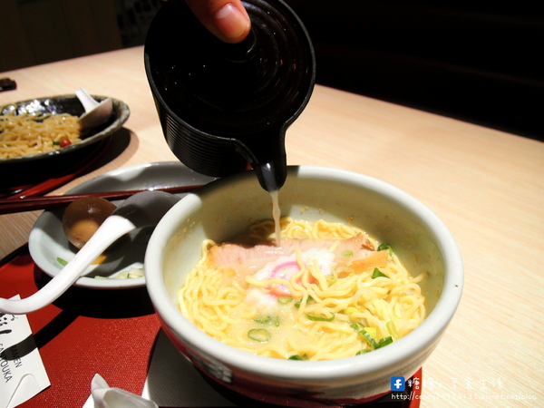 山頭火拉麵:〖台中│美食〗山頭火拉麵 ❤ 來自日本北海道旭川道地拉麵店,湯頭超濃郁!!拉麵款式眾多,還有沾麵及定食可以選擇唷!!