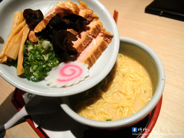 山頭火拉麵:〖台中│美食〗山頭火拉麵 ❤ 來自日本北海道旭川道地拉麵店,湯頭超濃郁!!拉麵款式眾多,還有沾麵及定食可以選擇唷!!