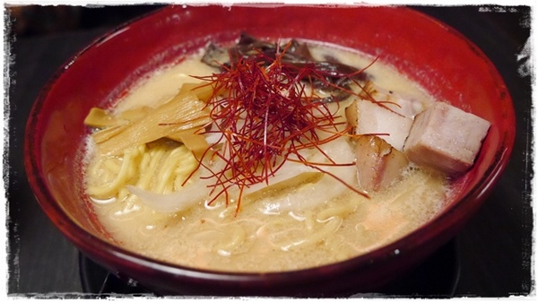 札幌炎神拉麵(台灣店)：【台北◍•ᴗ•◍東區】美食・札幌炎神拉麵　台灣店-海外第一號店✯捷運國父紀念館站｜1300度放射火焰的濃厚美味