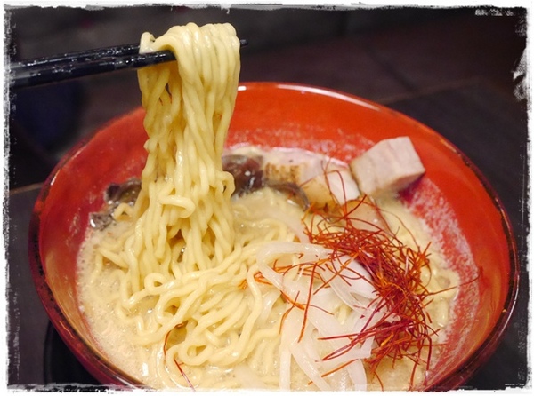 札幌炎神拉麵(台灣店)：【台北◍•ᴗ•◍東區】美食・札幌炎神拉麵　台灣店-海外第一號店✯捷運國父紀念館站｜1300度放射火焰的濃厚美味