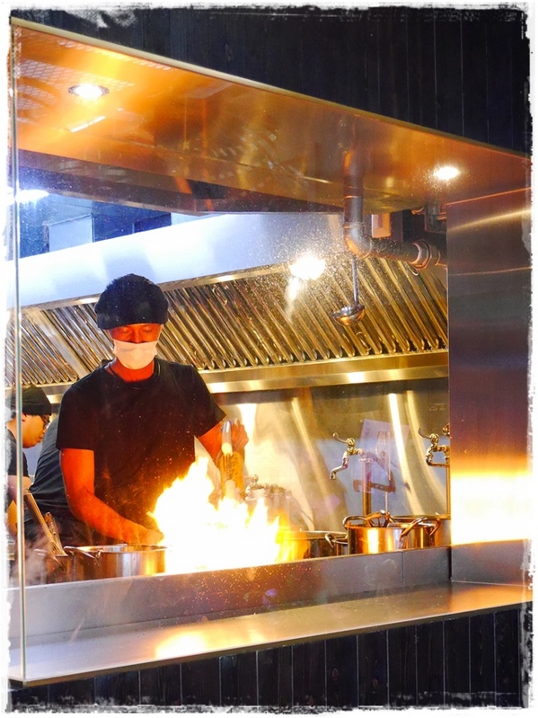 札幌炎神拉麵(台灣店)：【台北◍•ᴗ•◍東區】美食・札幌炎神拉麵　台灣店-海外第一號店✯捷運國父紀念館站｜1300度放射火焰的濃厚美味