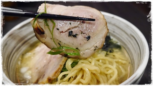 札幌炎神拉麵(台灣店)：【台北◍•ᴗ•◍東區】美食・札幌炎神拉麵　台灣店-海外第一號店✯捷運國父紀念館站｜1300度放射火焰的濃厚美味