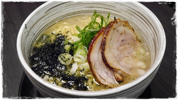 札幌炎神拉麵(台灣店)：【台北◍•ᴗ•◍東區】美食・札幌炎神拉麵　台灣店-海外第一號店✯捷運國父紀念館站｜1300度放射火焰的濃厚美味