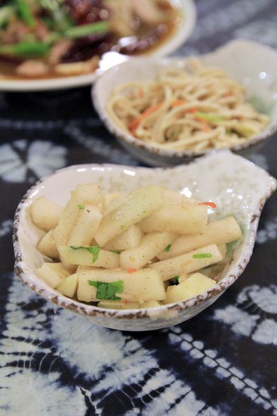 清境水擺夷民宿餐廳,奇珍包料魚,清境高麗菜,酸木瓜湯,雲南椒麻雞