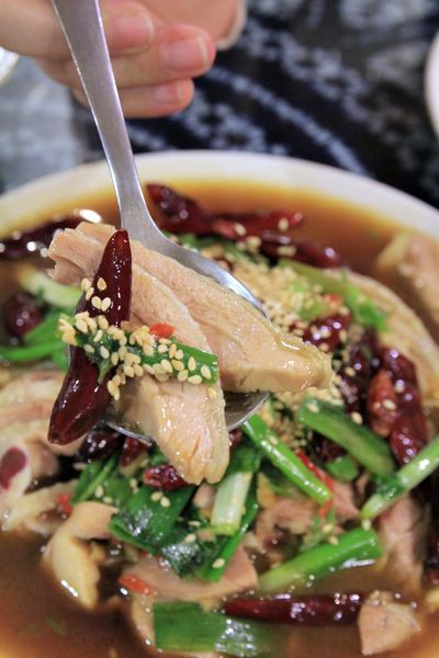 清境水擺夷民宿餐廳,奇珍包料魚,清境高麗菜,酸木瓜湯,雲南椒麻雞