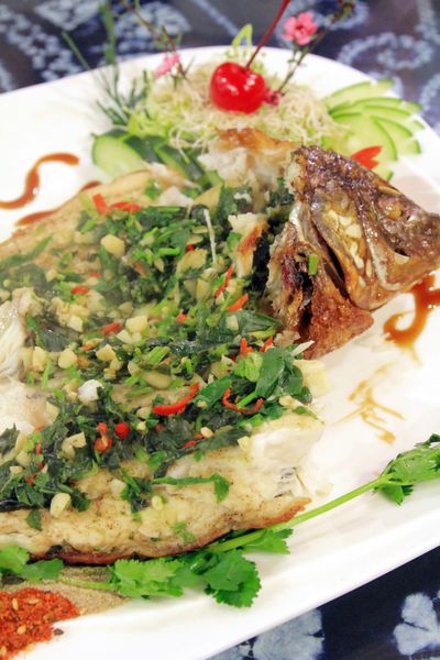 清境水擺夷民宿餐廳,奇珍包料魚,清境高麗菜,酸木瓜湯,雲南椒麻雞