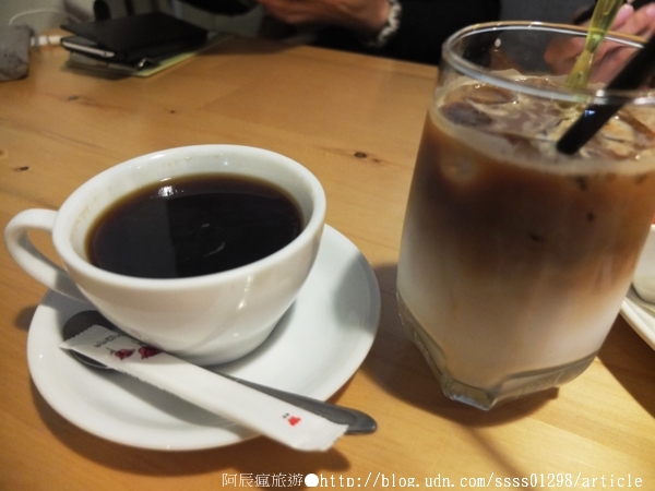 自然綠人文咖啡館:【美食特搜。屏東市】自然綠人文咖啡館。眷村老屋裡的下午茶 由心而綠的那份純粹自然