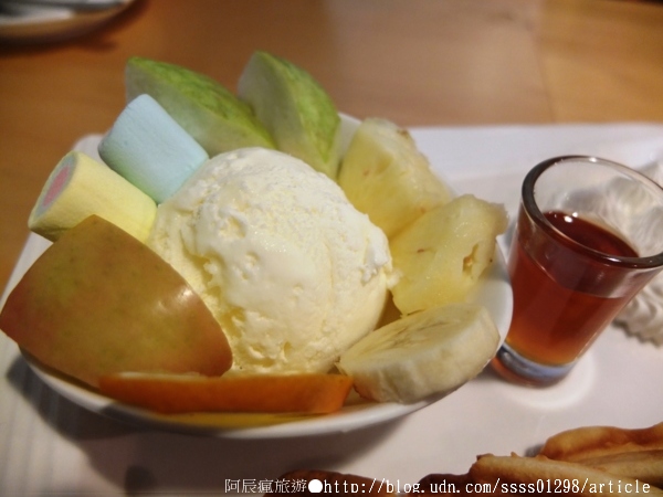 自然綠人文咖啡館:【美食特搜。屏東市】自然綠人文咖啡館。眷村老屋裡的下午茶 由心而綠的那份純粹自然